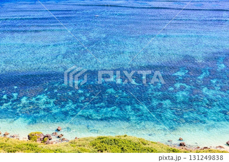 青空と海が広がる宮古島 比嘉ロードパークの昼の風景 131249838