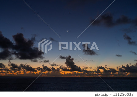 沖縄絶景　東平安名崎に浮かぶ夜明けの月 131250038