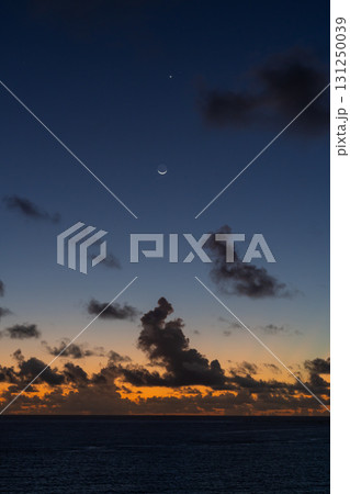 沖縄絶景　東平安名崎に浮かぶ夜明けの月 131250039
