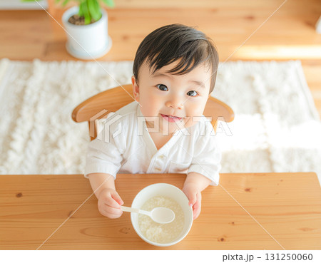 食事をする赤ちゃん 131250060