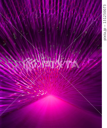 奥行きのある派手でショッキングピンク紫の電磁波に覆われたアニメ背景風デジタルサイバー空間 奥行きのある派手でショッキングピンク紫の電磁波に覆われたアニメ背景風デジタルサイバー空間 131250073
