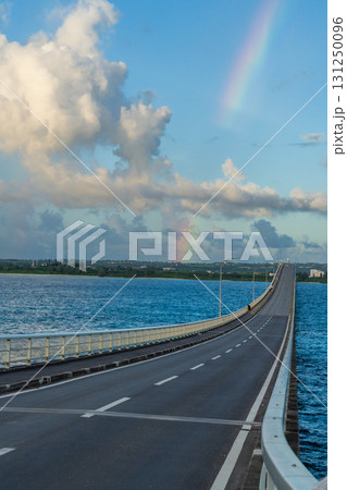 来間大橋と入道雲にかかる虹 131250096