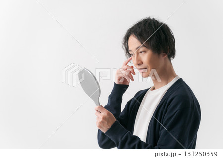 鏡を見る男性 131250359