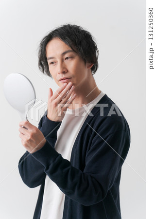 鏡を見る男性 131250360