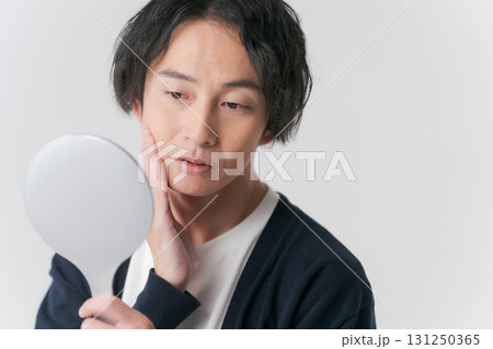 鏡を見る男性 131250365