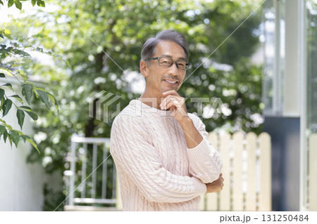カメラ目線で笑顔の60代の男性 131250484