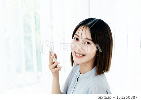 スマホを持つ若い女性 スマホを持つ若い女性 131250887