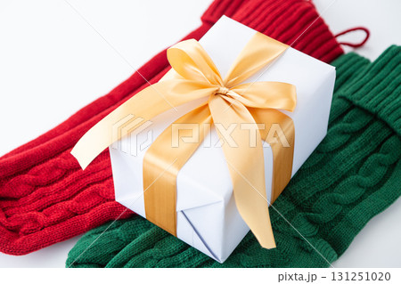 クリスマスプレゼントと靴下 クリスマスプレゼントと靴下 131251020