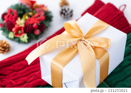 クリスマスプレゼントと靴下 131251021