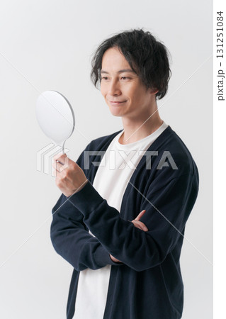 鏡を見て微笑む男性 鏡を見て微笑む男性 131251084