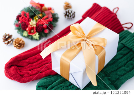 クリスマスプレゼントと靴下 クリスマスプレゼントと靴下 131251094