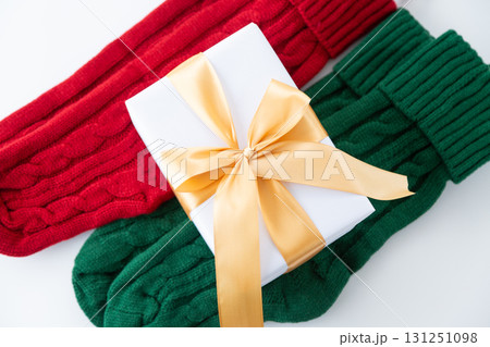 クリスマスプレゼントと靴下 131251098