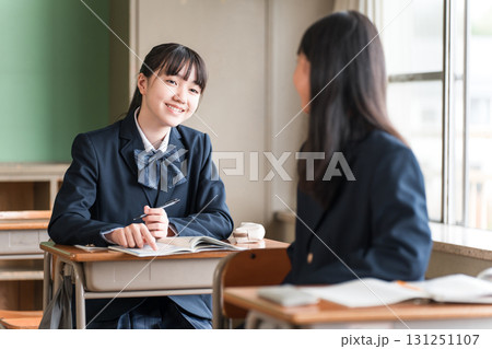学校の教室で友達,クラスメイト,同級生と授業中,休み時間に話す小学生・中学生・高校生 学校の教室で友達,クラスメイト,同級生と授業中,休み時間に話す小学生・中学生・高校生 131251107