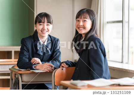 学校の教室で友達,クラスメイト,同級生と授業中,休み時間に話す小学生・中学生・高校生 131251109