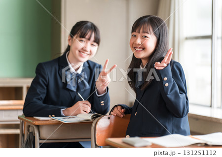学校の教室で友達,クラスメイト,同級生と授業中,休み時間に話す小学生・中学生・高校生 学校の教室で友達,クラスメイト,同級生と授業中,休み時間に話す小学生・中学生・高校生 131251112