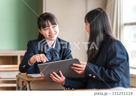 タブレットを使って勉強する制服姿の中学生・高校生の女子生徒 131251119