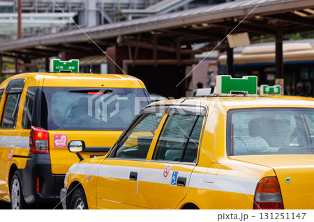 駅前で客待ちをする黄色いタクシー 駅前で客待ちをする黄色いタクシー 131251147