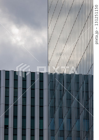 ビルとビルの重なり、直線と幾何、都市風景 ビルとビルの重なり、直線と幾何、都市風景 131251150