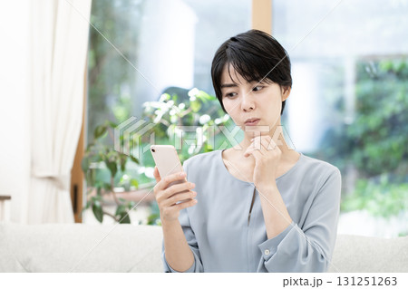 スマートフォンを使う若い女性 131251263
