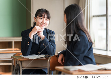 学校の教室で友達,クラスメイト,同級生と授業中,休み時間に話す小学生・中学生・高校生 学校の教室で友達,クラスメイト,同級生と授業中,休み時間に話す小学生・中学生・高校生 131251282