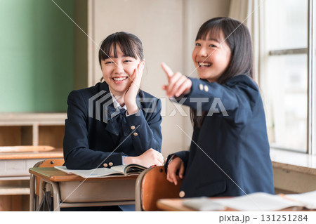 学校の教室で友達,クラスメイト,同級生と授業中,休み時間に話す小学生・中学生・高校生 学校の教室で友達,クラスメイト,同級生と授業中,休み時間に話す小学生・中学生・高校生 131251284