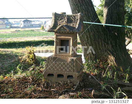 ⑤江田館跡 北西の角｢2塁｣にある祠(2010.12.5) 紅葉が館跡に残り歴史を重ねる 131251327