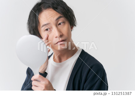 鏡を見る男性 鏡を見る男性 131251387