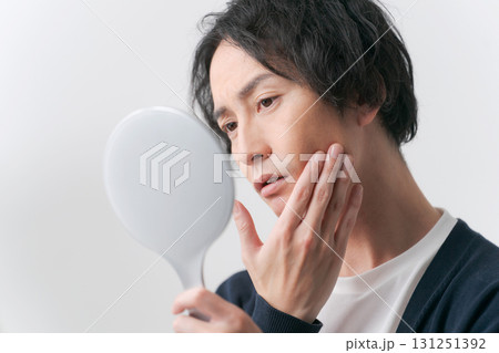 鏡を見る男性 131251392