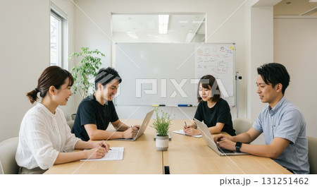 オフィスでミーティングをしている男女 131251462
