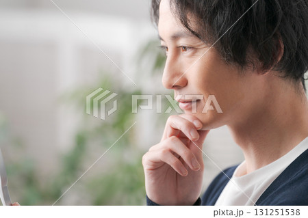 鏡を見る男性の横顔 131251538