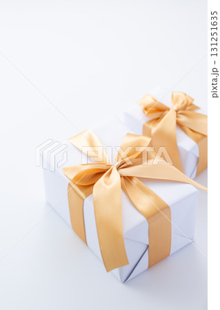 金色リボンの白いプレゼント 131251635