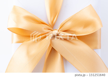 金色リボンの白いプレゼント 131251640
