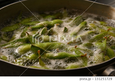 枝豆を茹でている様子 枝豆を茹でている様子 131251729
