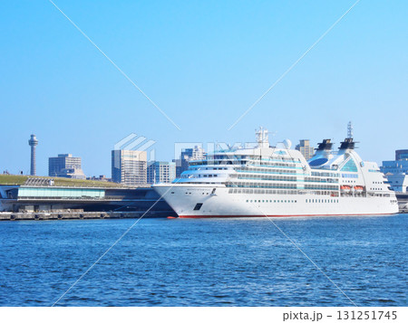 横浜・大さん橋に停泊する三井オーシャン・フジ　 都市景観（2025年8月） 131251745