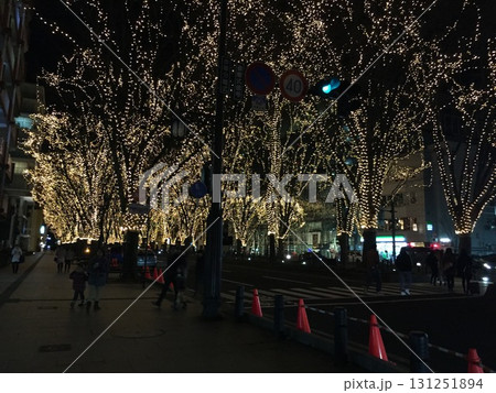 夜のイルミネーション 131251894