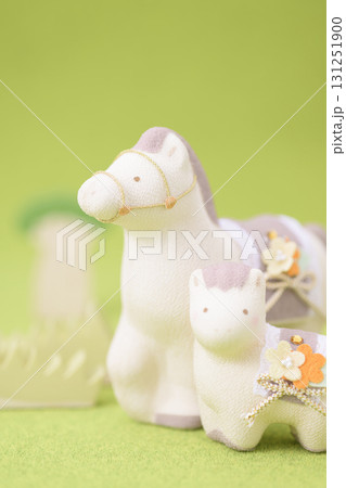 干支 かわいい馬の親子(被写界深度が浅いバージョン) 干支 かわいい馬の親子(被写界深度が浅いバージョン) 131251900