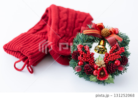 クリスマスリースと靴下 クリスマスリースと靴下 131252068