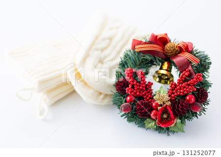 クリスマスリースと靴下 クリスマスリースと靴下 131252077