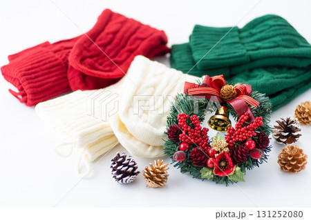 クリスマスリースと靴下 131252080