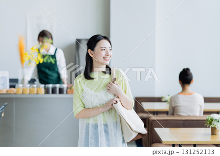 カフェに来店する若い女性 カフェに来店する若い女性 131252113
