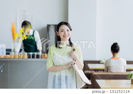 カフェに来店する若い女性 カフェに来店する若い女性 131252114