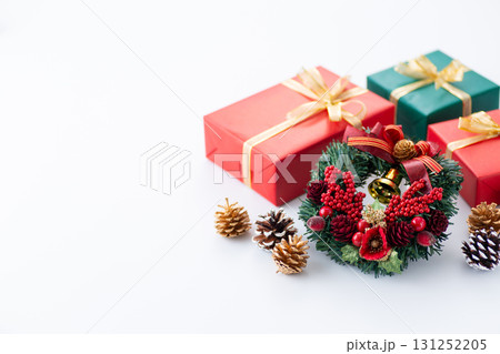 クリスマスリースとプレゼント クリスマスリースとプレゼント 131252205