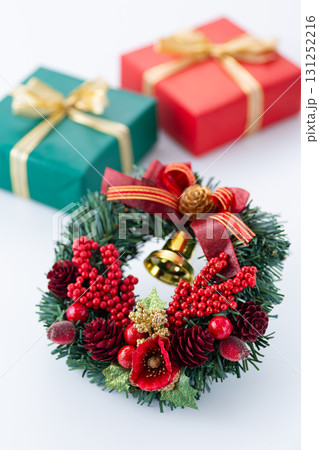 クリスマスリースとプレゼント クリスマスリースとプレゼント 131252216