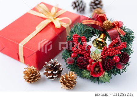 クリスマスリースとプレゼント 131252218