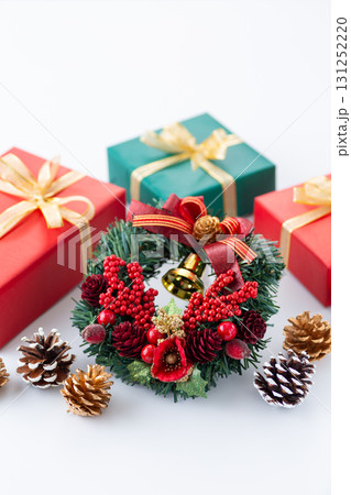 クリスマスリースとプレゼント 131252220