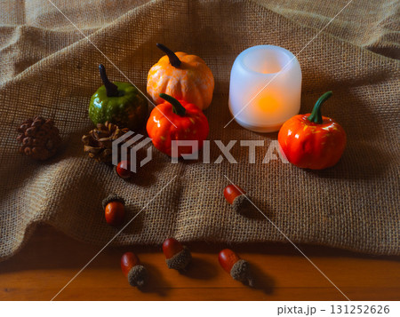 秋の温もりを感じるハロウィンの自然ディスプレイ 131252626