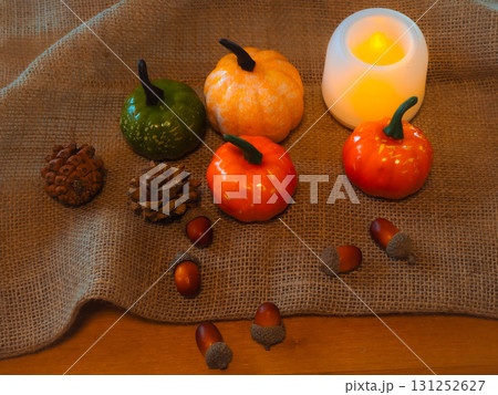 秋の温もりを感じるハロウィンの自然ディスプレイ 秋の温もりを感じるハロウィンの自然ディスプレイ 131252627