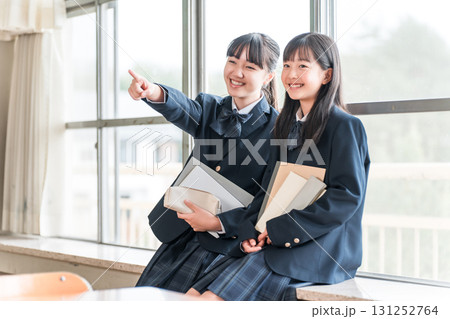 学校の教室で会話する小学生,中学生の女子生徒 学校の教室で会話する小学生,中学生の女子生徒 131252764