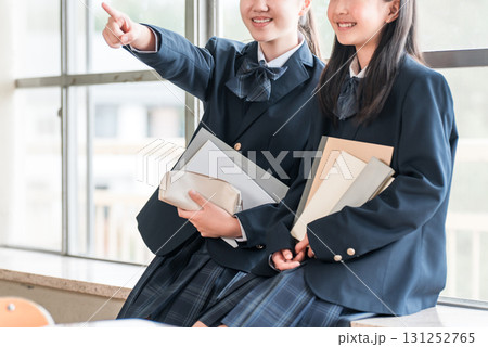 学校の教室で会話する小学生,中学生の女子生徒 学校の教室で会話する小学生,中学生の女子生徒 131252765