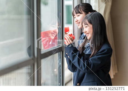 教室・校舎からメガホンを持って応援する女性(学生・女子中学生・女子高生) 教室・校舎からメガホンを持って応援する女性(学生・女子中学生・女子高生) 131252771